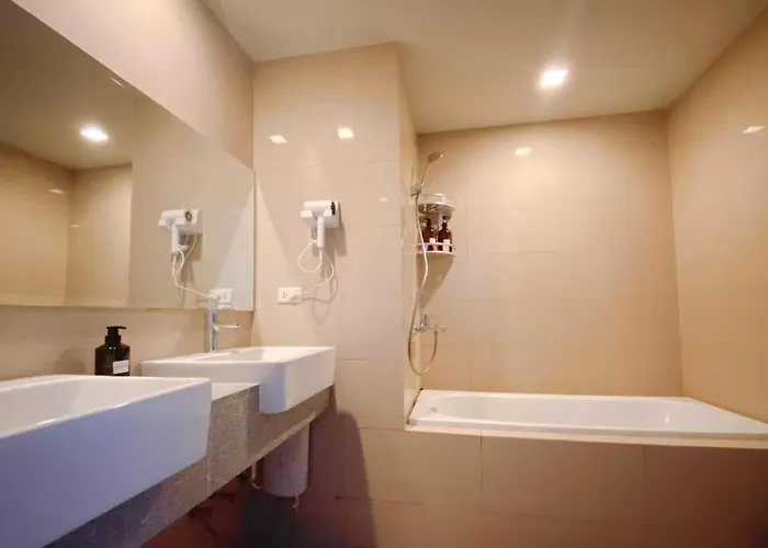 120sqm 3bedrooms With Balcony Facing Infinity Pool Bay Sunset, Near Airports, Okada, Solaire, Moa With Free Parking Apartment *